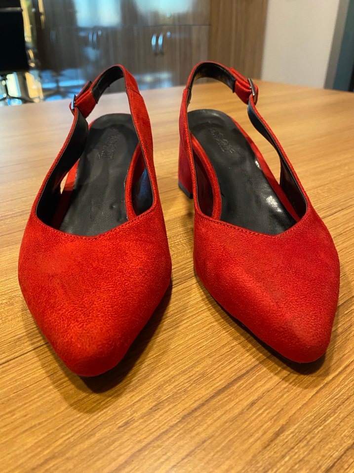 Kırmızı Süet Tokalı Kadın Topuklu Ayakkabı (No:38) - Görsel 4