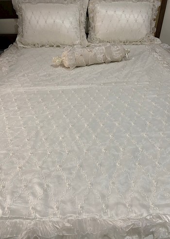 İşlemeli Beyaz Yatak Örtüsü - Görsel 2