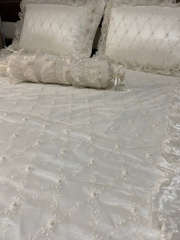 İşlemeli Beyaz Yatak Örtüsü - Görsel 3