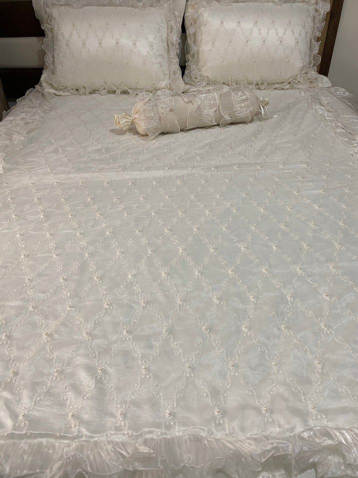 İşlemeli Beyaz Yatak Örtüsü - Görsel 2