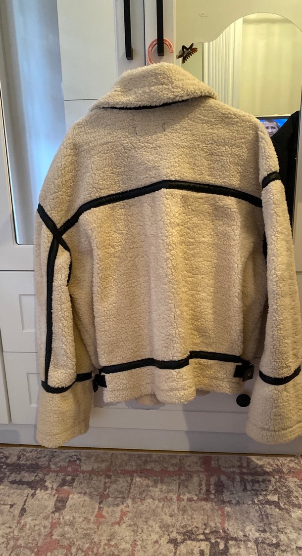 Bej Peluş Kadın Ceket Siyah Detaylı - Görsel 4