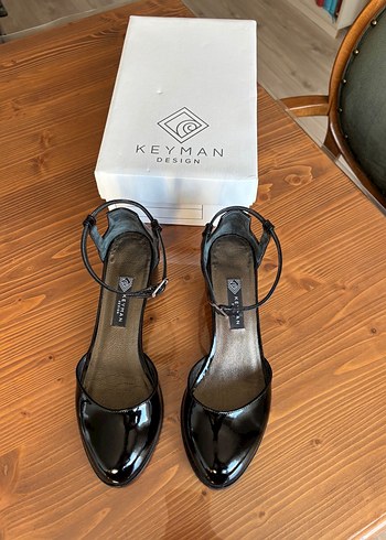 Keyman Design Kadın Siyah Rugan Tokalı Topuklu Ayakkabı
