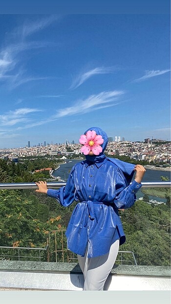 Parlak kemerli gömlek