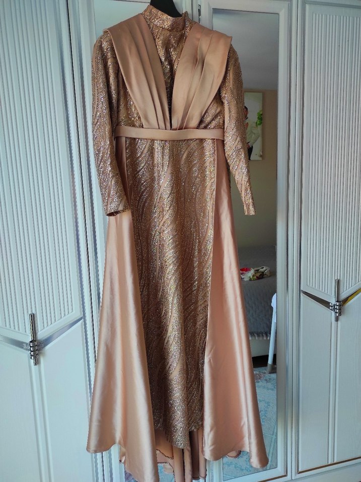 Parlak Altın Renk Uzun Kollu Drapeli Abiye - Görsel 2