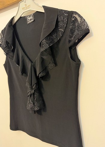 Siyah V Yaka Fırfırlı Gotik Bluz - Görsel 3