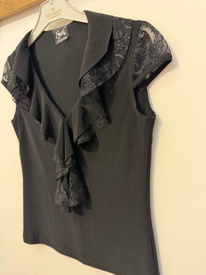 Siyah V Yaka Fırfırlı Gotik Bluz - Görsel 3