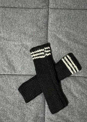 Siyah Örgü Parmaksız Kadın Eldiveni - Görsel 2