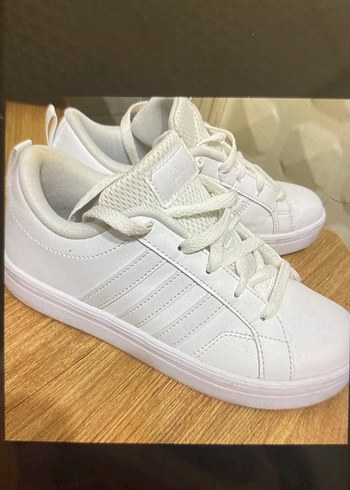 Beyaz çocuk Adidas yürüyüş ayakkabısı