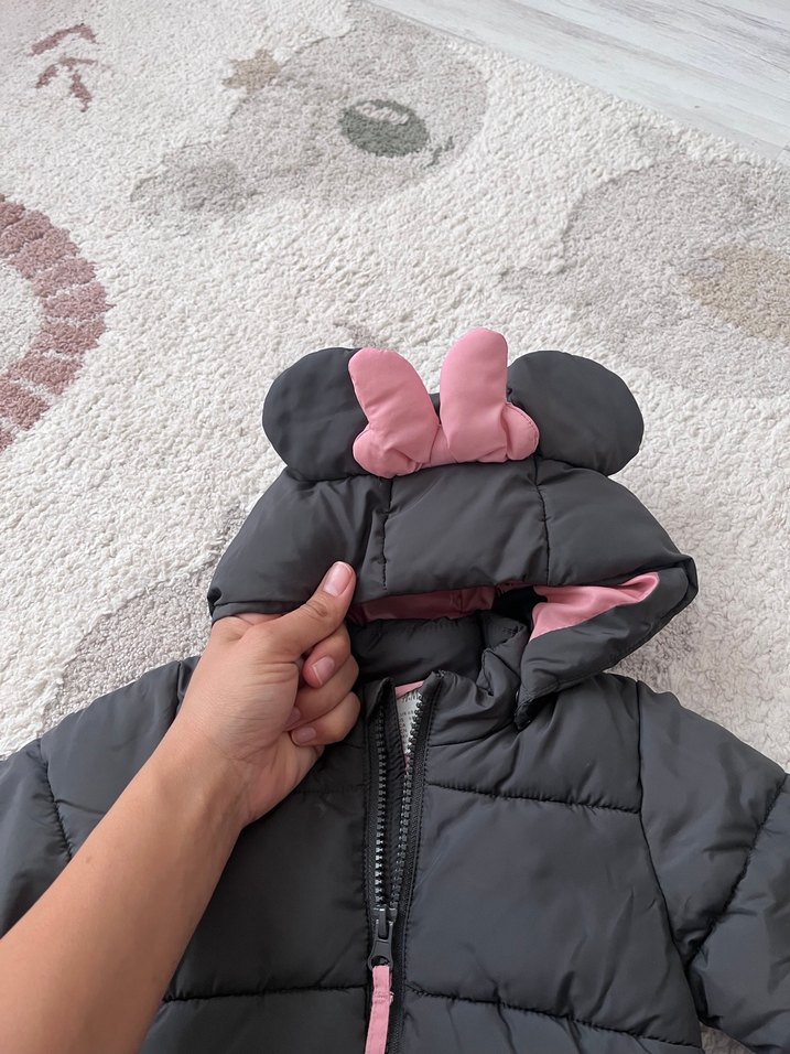 Pembe Detaylı Siyah Kapüşonlu Çocuk Montu — görsel 2/3