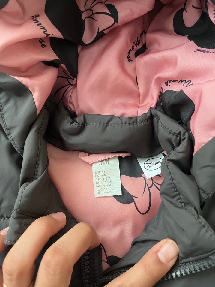Pembe Detaylı Siyah Kapüşonlu Çocuk Montu — görsel 3/3