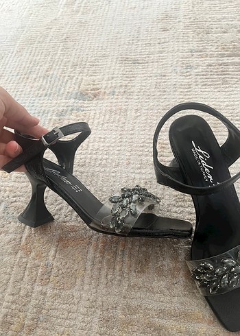 36 Beden Siyah İşlemeli Topuklu Sandalet