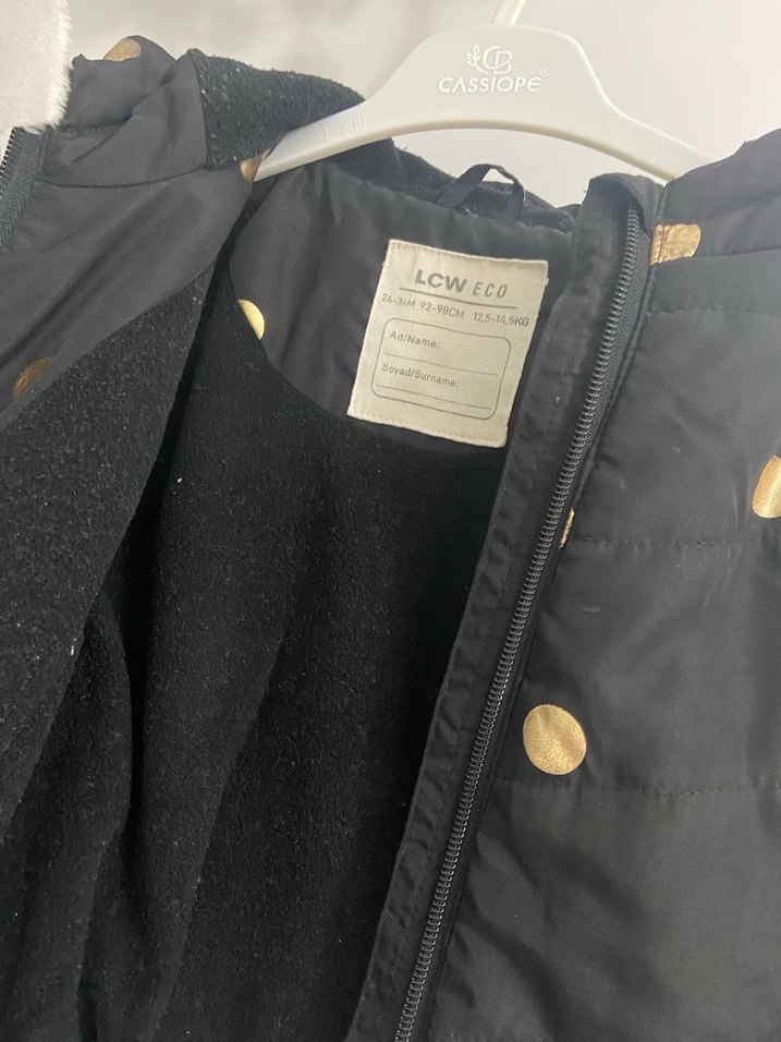 Kız Çocuk Siyah Puantiyeli Kapüşonlu Mont - Görsel 4