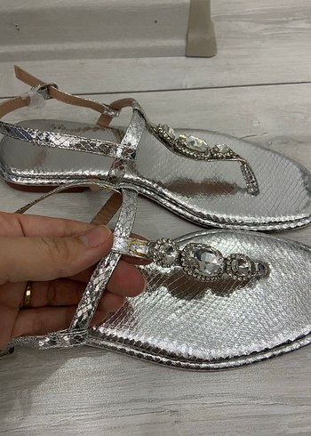 Gri Yılan Desenli Taşlı Dolgu Topuklu Kadın Sandalet - Görsel 3