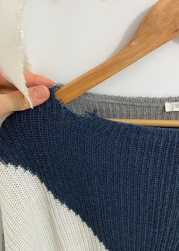 Gri ve Lacivert V Yaka Örgü Kadın Kazak - Görsel 4