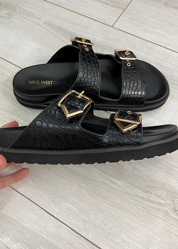Nine West Siyah Parlak Yılan Desenli Tokalı Kadın Terlik