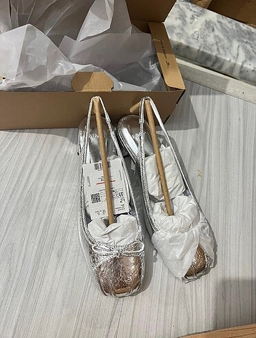 Mango metal görünümlü ayakkabı