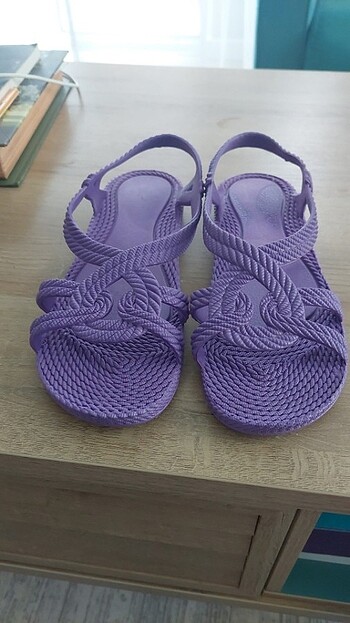 Yeni deniz sandaleti 