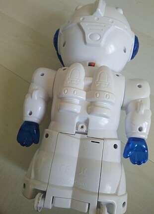 Toy Watch konusan şarkı söyleyen robot ve yürüyor