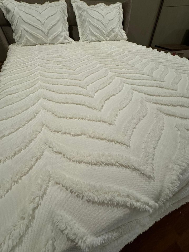 Nakışlı Beyaz Gri Yatak Örtüsü - Görsel 2