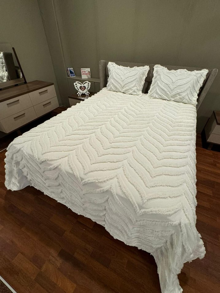 Nakışlı Beyaz Gri Yatak Örtüsü - Görsel 3