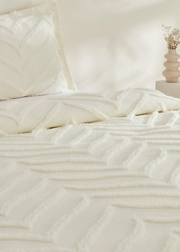 İşlemeli Beyaz Yatak Örtüsü - Görsel 4