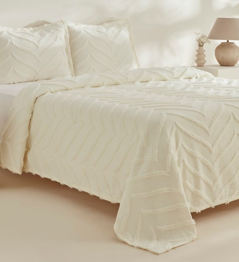 İşlemeli Beyaz Yatak Örtüsü - Görsel 2