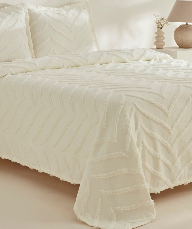 İşlemeli Beyaz Yatak Örtüsü - Görsel 3