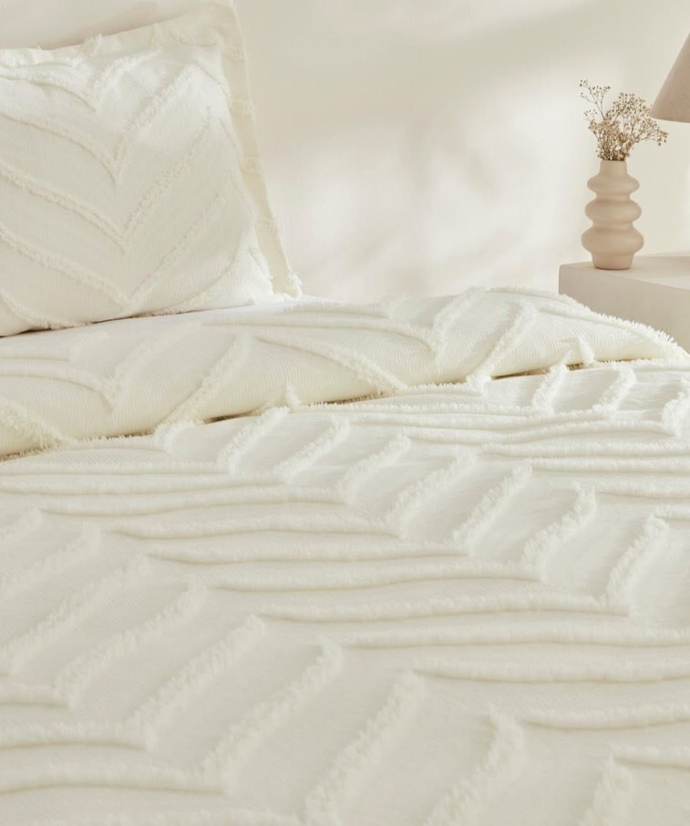 İşlemeli Beyaz Yatak Örtüsü - Görsel 4