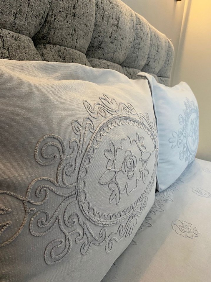 Gri Nakışlı Yatak Örtüsü - Görsel 2