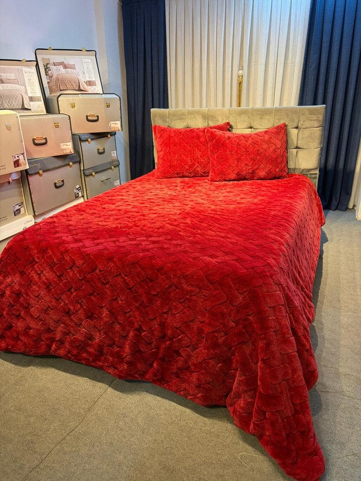 Kırmızı Yumuşak Dokulu Yatak Örtüsü - Görsel 4