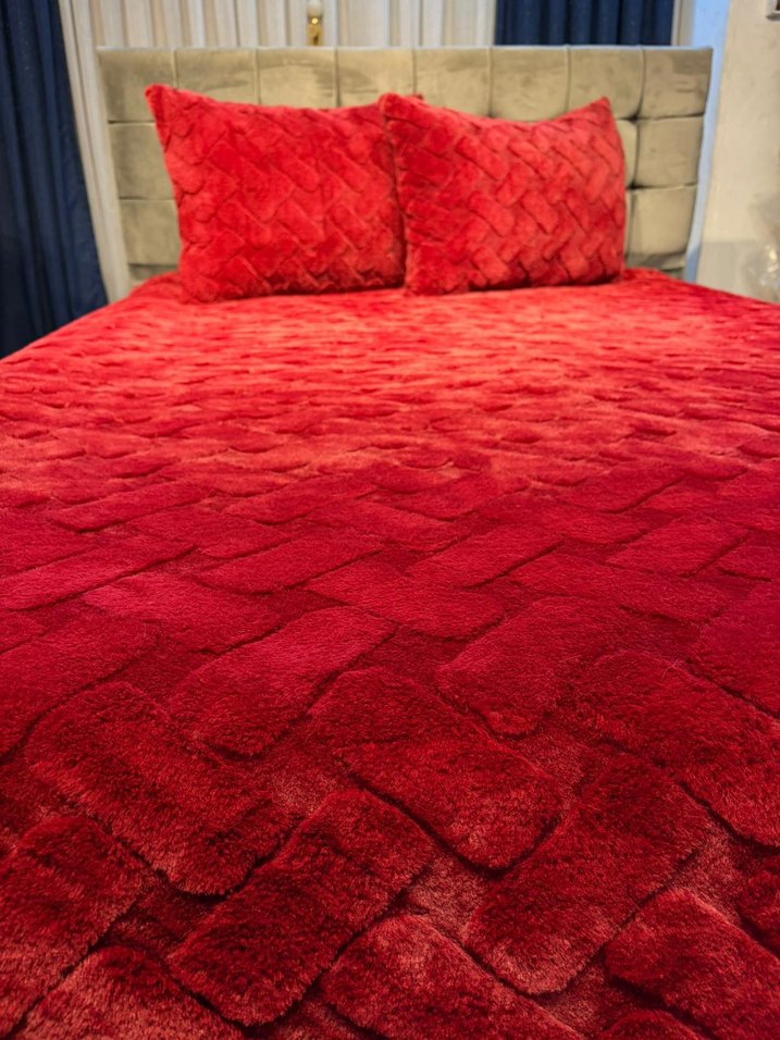 Kırmızı Yumuşak Dokulu Yatak Örtüsü - Görsel 2