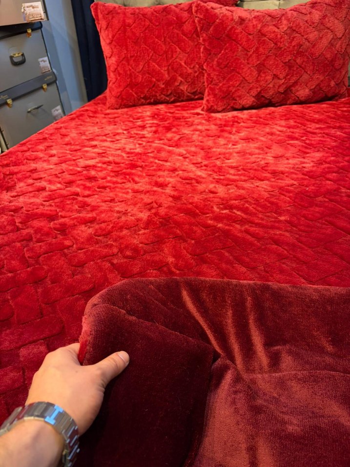 Kırmızı Yumuşak Dokulu Yatak Örtüsü - Görsel 5