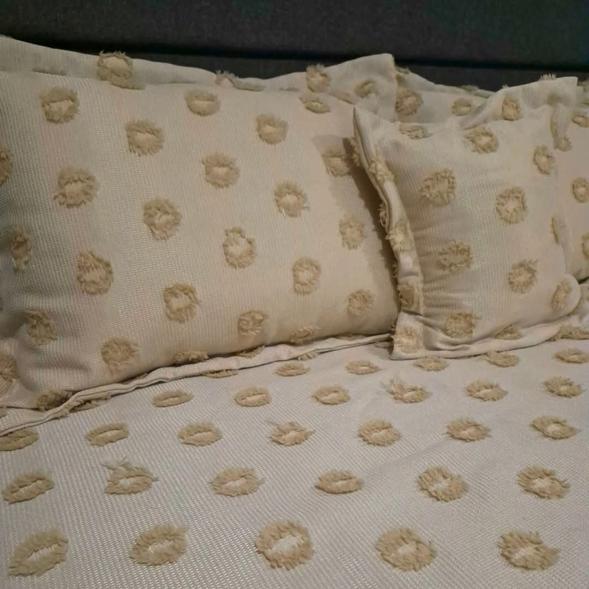 Beyaz Puanlı Yatak Örtüsü - Görsel 2