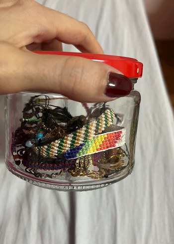 Renkli İp Bileklikler ve Takı Kavanozu