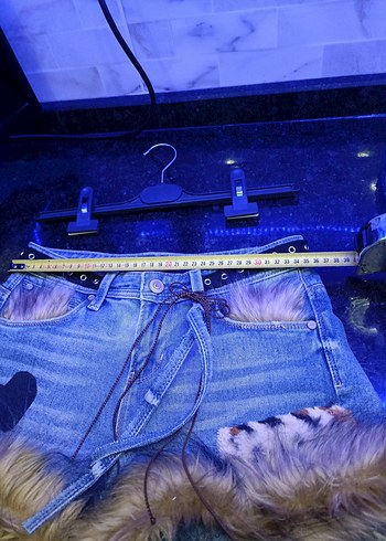 Kürk Detaylı Leopar Desenli Mavi Mini Jean Şort - Görsel 4