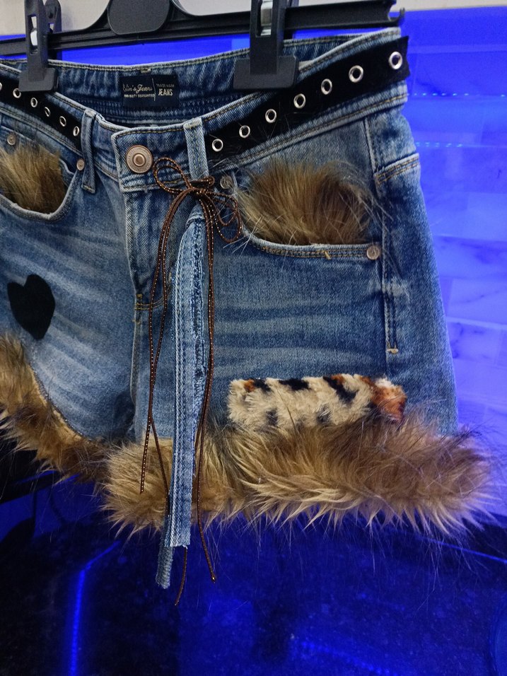 Kürk Detaylı Leopar Desenli Mavi Mini Jean Şort - Görsel 2