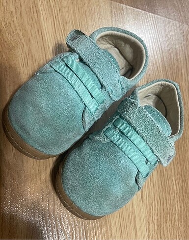 Bebek ayakkabısı tabanı yırtık