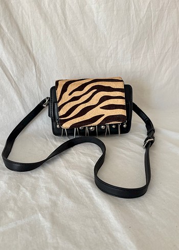 Zebra Desenli Çivi Detaylı Deri Kadın Çanta