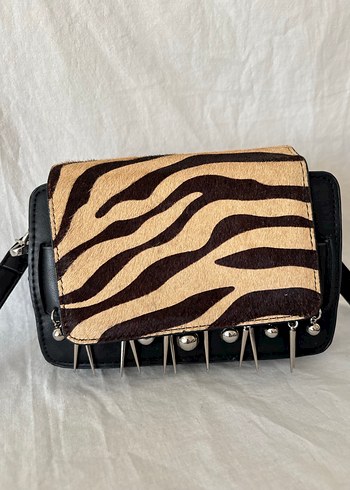 Beden Zebra Desenli Çivi Detaylı Deri Kadın Çanta