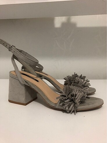 Stradivarius Püsküllü stliletto