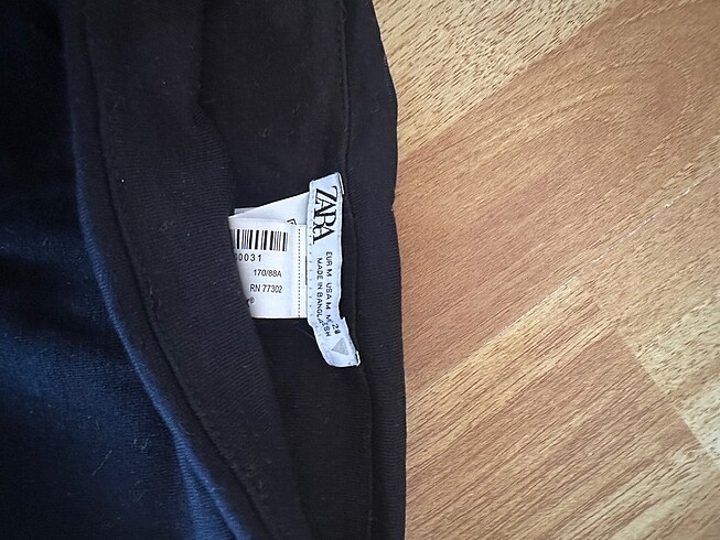 Zara Zara mini elbise vücudu sarıyor