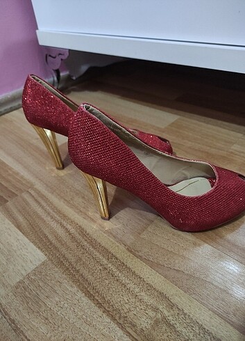Kırmızı simli gold topuklu abiye ayakkabısı