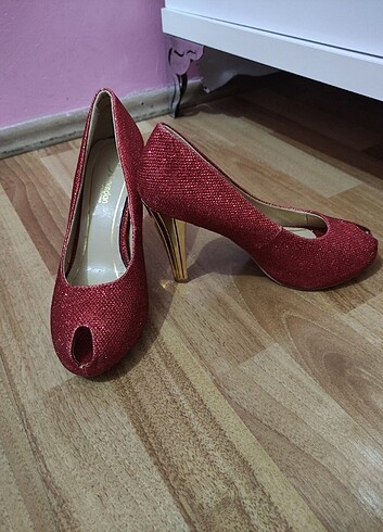 36 Beden Kırmızı simli gold topuklu abiye ayakkabısı