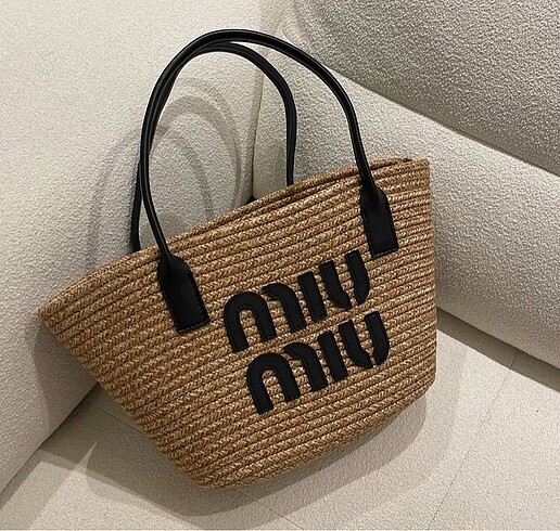 miu miu hasır çanta