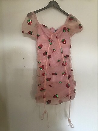 Butik malı çilekli elbise