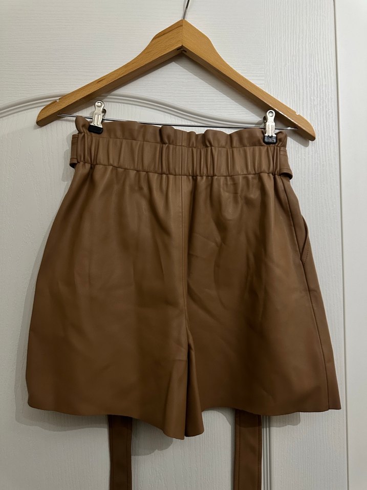 Kahverengi Deri Kemerli Mini Şort - Görsel 3