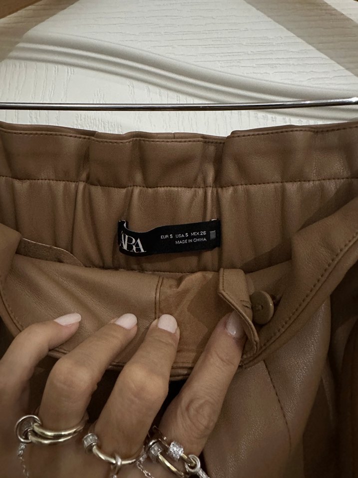 Kahverengi Deri Kemerli Mini Şort - Görsel 2