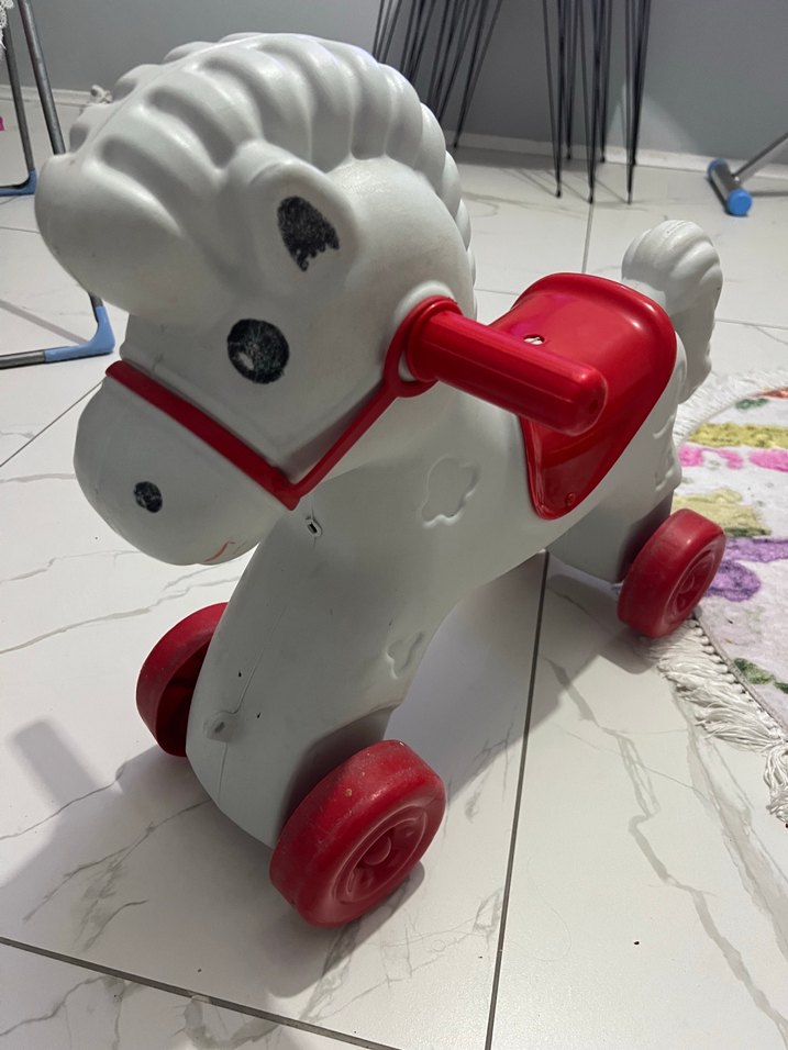 Beyaz ve kırmızı çocuk oyuncak at - Görsel 2