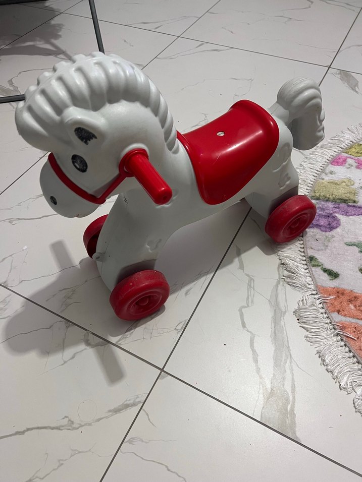 Beyaz ve kırmızı çocuk oyuncak at - Görsel 3