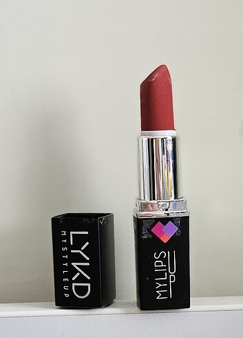  ?? 354 RED LOVE LYKD RUJ. ??